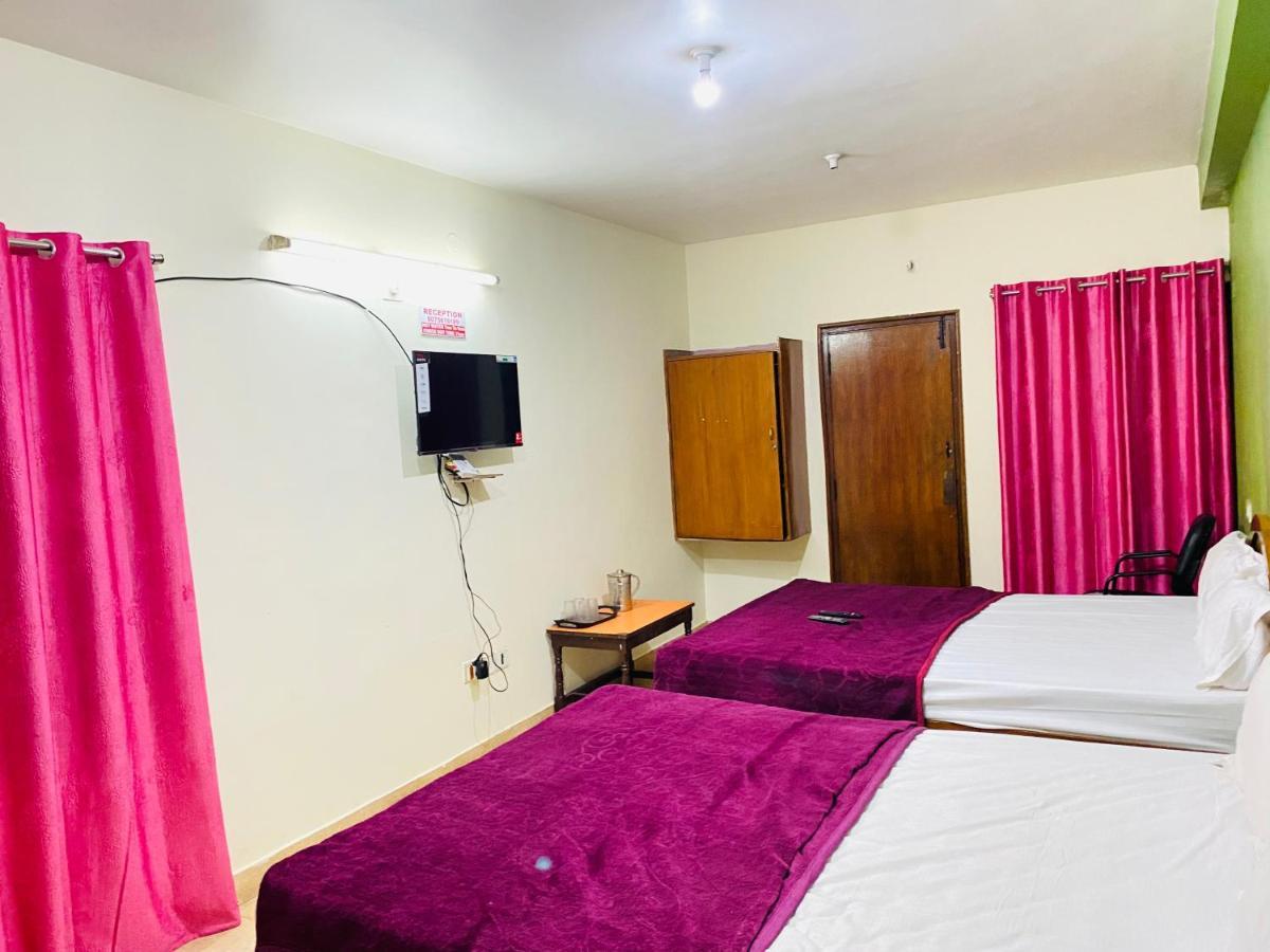 Hotel Nakshatra Ooty Kültér fotó